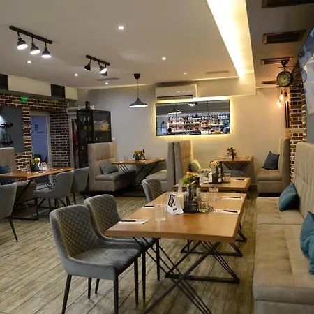 House Family & Restaurant 3*