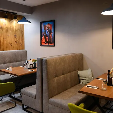 House Family & Restaurant Hotell 3*