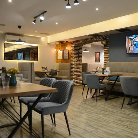 House Family & Restaurant Hotel 3*