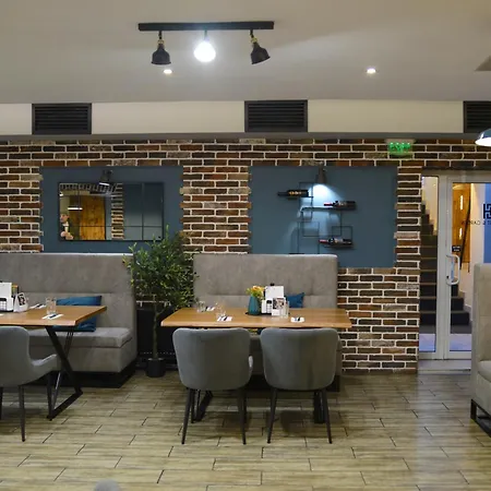 House Family & Restaurant 3*