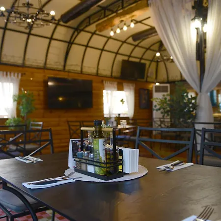 House Family & Restaurant Hotell